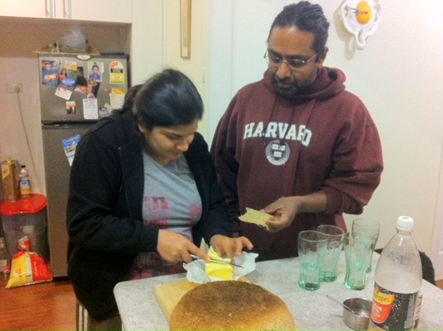  5 October 2011 à 20h43 - Suzy et Freddu goûtent le pain maison d'Alex.